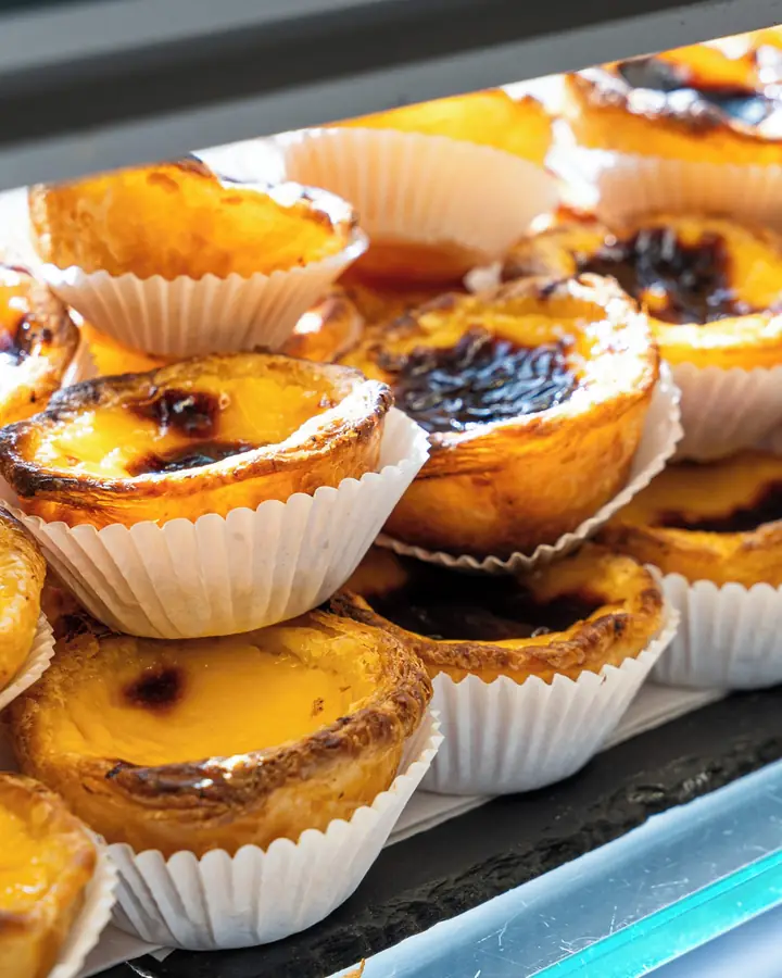 Freshly baked pastéis de nata in the display case