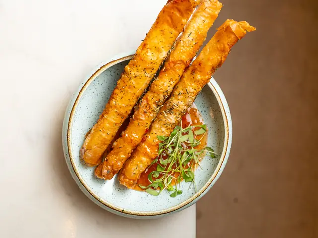 Photo: Crispy chicken rolls